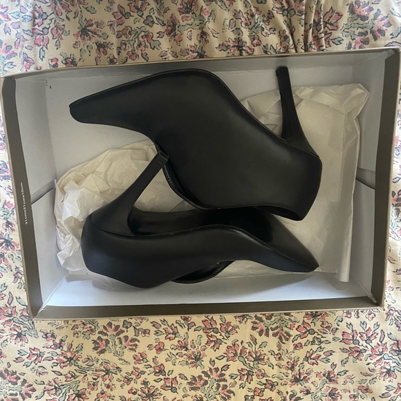 Black shoe with a 3 inch heel - Picture 9 of 10